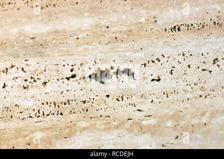 Schönen Hintergrund von Naturstein Marmor beige auf Risse und Löcher, die mit Leim, genannt Travertino Classico gefüllt sind. Stockfoto