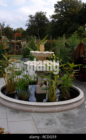 Wasserspiel in der exotische Garten an der RHS Wisley Stockfoto