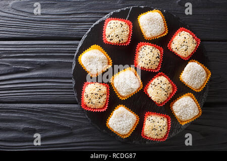 Traditionelle asiatische mochi Dessert mit Bean paste Close-up auf den Tisch. Horizontal oben Ansicht von oben Stockfoto