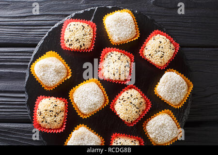 Traditionelle gesunde japanische Reis Dessert mochi Mix closeup. horizontal oben Ansicht von oben Stockfoto