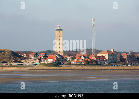 Dorf und Leuchtturm Brandaris. West-Terschelling, den Niederlanden. Stockfoto