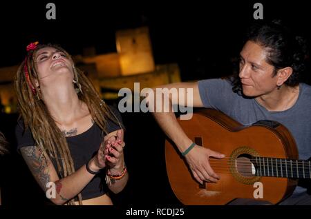 Flamenco Musiker in Granada mit der Alhambra im Hintergrund Stockfoto