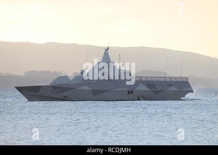 HSwMS Visby (K 31), einem Visby-Klasse Corvette durch die Schwedische Royal Navy betrieben, vorbei an Greenock zu Beginn der Übung gemeinsame Krieger 13-1. Stockfoto