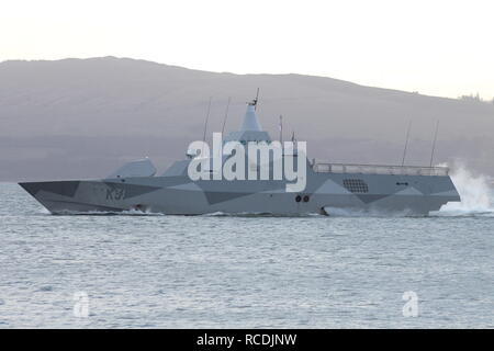 HSwMS Visby (K 31), einem Visby-Klasse Corvette durch die Schwedische Royal Navy betrieben, vorbei an Greenock zu Beginn der Übung gemeinsame Krieger 13-1. Stockfoto