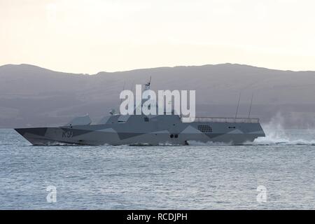 HSwMS Visby (K 31), einem Visby-Klasse Corvette durch die Schwedische Royal Navy betrieben, vorbei an Greenock zu Beginn der Übung gemeinsame Krieger 13-1. Stockfoto