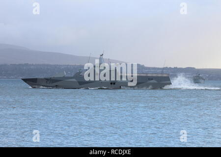 HSwMS Visby (K 31), einem Visby-Klasse Corvette durch die Schwedische Royal Navy betrieben, vorbei an Greenock zu Beginn der Übung gemeinsame Krieger 13-1. Stockfoto