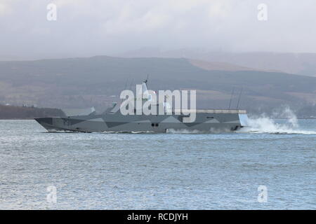 HSwMS Visby (K 31), einem Visby-Klasse Corvette durch die Schwedische Royal Navy betrieben, vorbei an Greenock zu Beginn der Übung gemeinsame Krieger 13-1. Stockfoto