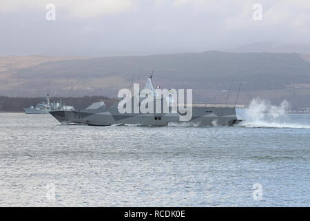 HSwMS Visby (K 31), einem Visby-Klasse Corvette durch die Schwedische Royal Navy betrieben, vorbei an Greenock zu Beginn der Übung gemeinsame Krieger 13-1. Stockfoto