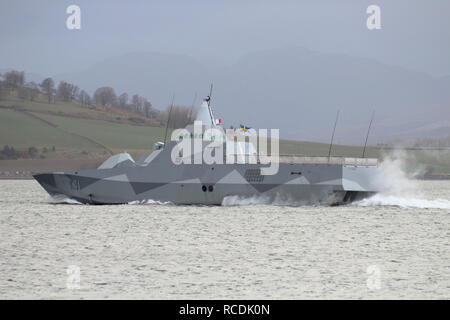 HSwMS Visby (K 31), einem Visby-Klasse Corvette durch die Schwedische Royal Navy betrieben, vorbei an Greenock zu Beginn der Übung gemeinsame Krieger 13-1. Stockfoto