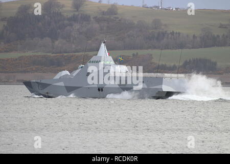 HSwMS Visby (K 31), einem Visby-Klasse Corvette durch die Schwedische Royal Navy betrieben, vorbei an Greenock zu Beginn der Übung gemeinsame Krieger 13-1. Stockfoto