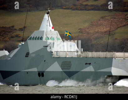 HSwMS Visby (K 31), einem Visby-Klasse Corvette durch die Schwedische Royal Navy betrieben, vorbei an Greenock zu Beginn der Übung gemeinsame Krieger 13-1. Stockfoto