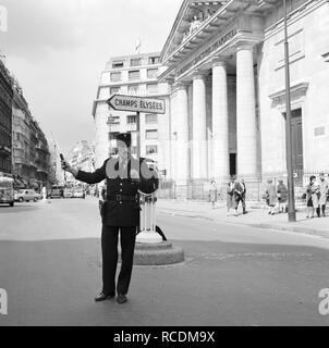 Agent regelt Het verkeer in de Rue du Faubourg-Saint-Honoré voor de Kerk van St ‥ A6, Bestanddeelnr 254-0289. Stockfoto