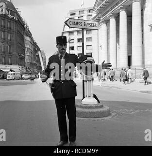 Agent regelt Het verkeer in de Rue du Faubourg-Saint-Honoré voor de Kerk van St ‥ A6, Bestanddeelnr 254-0290. Stockfoto