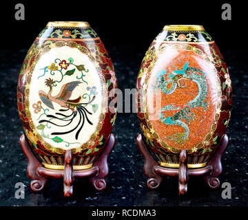 Antike Japanische cloisonne Vase um 1890 zeigt die Vorder- und Rückseite in der Meiji Periode. Stockfoto