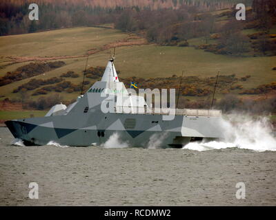 HSwMS Visby (K 31), einem Visby-Klasse Corvette durch die Schwedische Royal Navy betrieben, vorbei an Greenock zu Beginn der Übung gemeinsame Krieger 13-1. Stockfoto