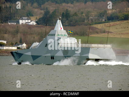 HSwMS Visby (K 31), einem Visby-Klasse Corvette durch die Schwedische Royal Navy betrieben, vorbei an Greenock zu Beginn der Übung gemeinsame Krieger 13-1. Stockfoto