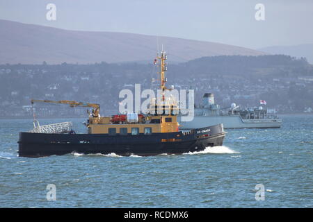 SD Omagh, ein Oban-Klasse Ausschreibung durch Serco Marine Services Betrieben auf den Firth of Clyde, off Greenock während der Übung gemeinsame Krieger 13-1 Stockfoto