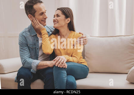 Strahlende junge Frau Gefühl schöner Blick auf ihren Ehemann Stockfoto