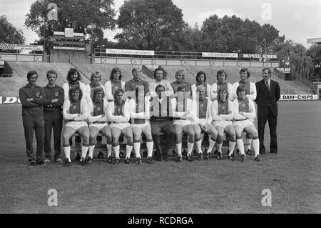 Ajax presenteert A-selectie voor komend seizoen staand v.l.n.r. Jan Daan (Bestanddeelnr hulpt, 927-3729. Stockfoto