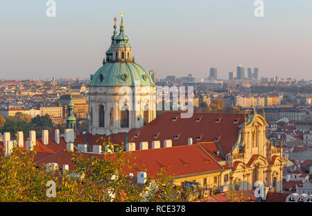 Prag - die Stadt mit der St. Nikolaus Kirche im Abendlicht. Stockfoto