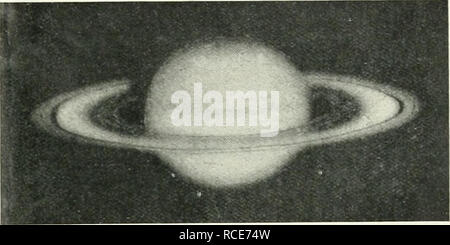 . Entdeckung. Wissenschaft. DISCOVERY 65 G.H.Darwin's Forschungen angegeben war möglicherweise vinique; während die Monde des Mars sind Einrichtungen, so ähnelt die Asteroiden, Es ist keineswegs unwahrscheinlich, dass Mars war auf einmal mondlosen, und dass die kleinen Begleiter waren ursprünglich Asteroiden, die zu nahe an den roten Planeten zu einem bestimmten Epoche in der fernen Vergangenheit kam. Aber die Sat-Systeme der äußeren Planeten sind von einer anderen Ordnung. Die vier großen Monde des Jupiter sind in der Größe, aber leicht geringer als die inneren Planeten, und nur ihre große Entfernung von uns macht sie Mor Stockfoto