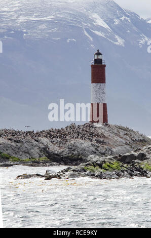 'Les éclaireurs 'Leuchtturm in den Beagle Kanal in Ushuaia, häufig für den Leuchtturm am Ende der Welt verwechselt, beherbergt eine Kolonie der Kormorane Stockfoto