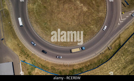 Luftaufnahme der Verkehrsknotenpunkt, Verkehr Cross Road Kreuzung Tag Blick von oben mit Kreis Straße. Stockfoto