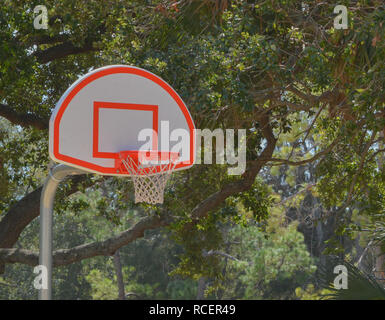 Basketballkorb auf außerhalb des Gerichtes in Largo, Florida Stockfoto