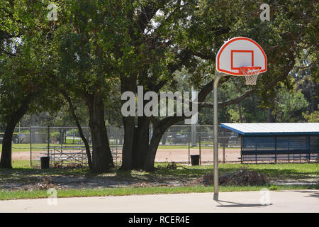 Basketballkorb auf außerhalb des Gerichtes in Largo, Florida Stockfoto