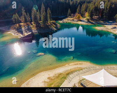 Flims caumasee See in der Schweiz drone Antenne, alpine Berge, sonnige Sommer Landschaft, blauen Wasser Stockfoto