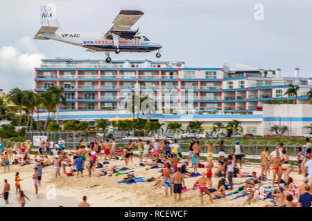 VP-AAC Anguilla Air Services Britten-Norman BN-2A-21 Islander fliegen in niedrig über Moho Bay in Princess Juliana Flughafen in St. Marten. Stockfoto