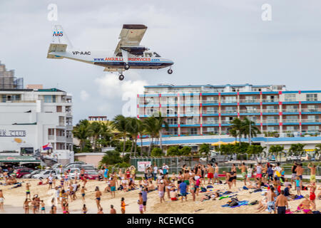 VP-AAC Anguilla Air Services Britten-Norman BN-2A-21 Islander fliegen in niedrig über Moho Bay in Princess Juliana Flughafen in St. Marten. Stockfoto