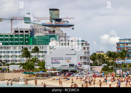 VP-AAC Anguilla Air Services Britten-Norman BN-2A-21 Islander fliegen in niedrig über Moho Bay in Princess Juliana Flughafen in St. Marten. Stockfoto