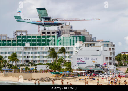 VP-AAC Anguilla Air Services Britten-Norman BN-2A-21 Islander fliegen in niedrig über Moho Bay in Princess Juliana Flughafen in St. Marten. Stockfoto