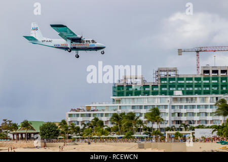 VP-AAC Anguilla Air Services Britten-Norman BN-2A-21 Islander fliegen in niedrig über Moho Bay in Princess Juliana Flughafen in St. Marten. Stockfoto