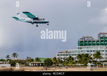 VP-AAC Anguilla Air Services Britten-Norman BN-2A-21 Islander fliegen in niedrig über Moho Bay in Princess Juliana Flughafen in St. Marten. Stockfoto