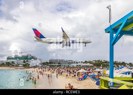 N821 DX Delta Air Lines Boeing 757-26 D (WL) fliegen in niedrig über Moho Bay in Princess Juliana Flughafen in St. Marten. Stockfoto