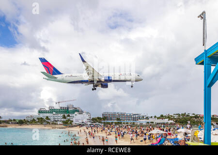 N821 DX Delta Air Lines Boeing 757-26 D (WL) fliegen in niedrig über Moho Bay in Princess Juliana Flughafen in St. Marten. Stockfoto