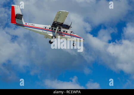 PJ-WII WinairCessna Citation X, Canada DHC -6-300 Twin Otter, fliegen in niedrig über Moho Bay in Princess Juliana Flughafen in St. Marten. Stockfoto