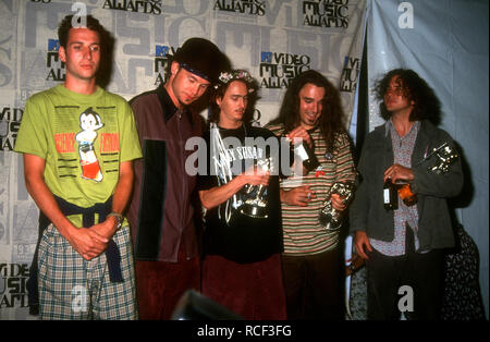 UNIVERSAL CITY, CA - 2. SEPTEMBER: (L-R) Musiker Stone Gossard und Jeff Ament, Mike McCready, Dave Abbruzzese und Sänger/Musiker Eddie Vedder von Pearl Jam nehmen an der 10. jährlichen MTV Video Music Awards am 2. September 1993 bei Universal Amphitheater in Universal City, Kalifornien. Foto von Barry King/Alamy Stock Foto Stockfoto