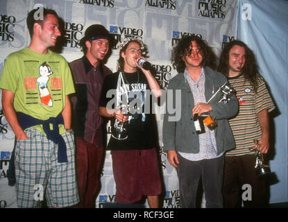 UNIVERSAL CITY, CA - 2. SEPTEMBER: (L-R) Musiker Stone Gossard und Jeff Ament, Mike McCready, Dave Abbruzzese und Sänger/Musiker Eddie Vedder von Pearl Jam nehmen an der 10. jährlichen MTV Video Music Awards am 2. September 1993 bei Universal Amphitheater in Universal City, Kalifornien. Foto von Barry King/Alamy Stock Foto Stockfoto