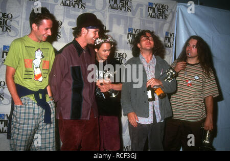 UNIVERSAL CITY, CA - 2. SEPTEMBER: (L-R) Musiker Stone Gossard und Jeff Ament, Mike McCready, Dave Abbruzzese und Sänger/Musiker Eddie Vedder von Pearl Jam nehmen an der 10. jährlichen MTV Video Music Awards am 2. September 1993 bei Universal Amphitheater in Universal City, Kalifornien. Foto von Barry King/Alamy Stock Foto Stockfoto