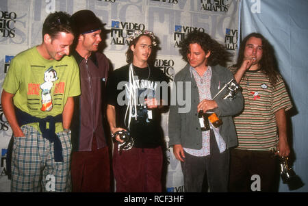 UNIVERSAL CITY, CA - 2. SEPTEMBER: (L-R) Musiker Stone Gossard und Jeff Ament, Mike McCready, Dave Abbruzzese und Sänger/Musiker Eddie Vedder von Pearl Jam nehmen an der 10. jährlichen MTV Video Music Awards am 2. September 1993 bei Universal Amphitheater in Universal City, Kalifornien. Foto von Barry King/Alamy Stock Foto Stockfoto