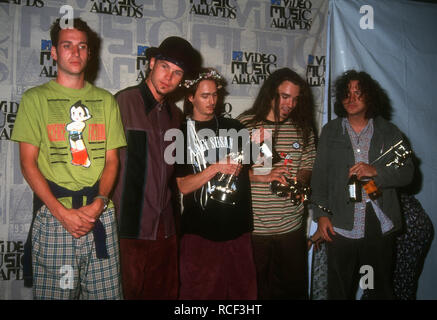 UNIVERSAL CITY, CA - 2. SEPTEMBER: (L-R) Musiker Stone Gossard und Jeff Ament, Mike McCready, Dave Abbruzzese und Sänger/Musiker Eddie Vedder von Pearl Jam nehmen an der 10. jährlichen MTV Video Music Awards am 2. September 1993 bei Universal Amphitheater in Universal City, Kalifornien. Foto von Barry King/Alamy Stock Foto Stockfoto