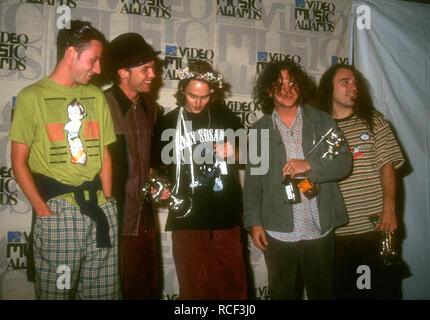 UNIVERSAL CITY, CA - 2. SEPTEMBER: (L-R) Musiker Stone Gossard und Jeff Ament, Mike McCready, Dave Abbruzzese und Sänger/Musiker Eddie Vedder von Pearl Jam nehmen an der 10. jährlichen MTV Video Music Awards am 2. September 1993 bei Universal Amphitheater in Universal City, Kalifornien. Foto von Barry King/Alamy Stock Foto Stockfoto