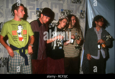 UNIVERSAL CITY, CA - 2. SEPTEMBER: (L-R) Musiker Stone Gossard und Jeff Ament, Mike McCready, Dave Abbruzzese und Sänger/Musiker Eddie Vedder von Pearl Jam nehmen an der 10. jährlichen MTV Video Music Awards am 2. September 1993 bei Universal Amphitheater in Universal City, Kalifornien. Foto von Barry King/Alamy Stock Foto Stockfoto