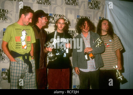 UNIVERSAL CITY, CA - 2. SEPTEMBER: (L-R) Musiker Stone Gossard und Jeff Ament, Mike McCready, Dave Abbruzzese und Sänger/Musiker Eddie Vedder von Pearl Jam nehmen an der 10. jährlichen MTV Video Music Awards am 2. September 1993 bei Universal Amphitheater in Universal City, Kalifornien. Foto von Barry King/Alamy Stock Foto Stockfoto