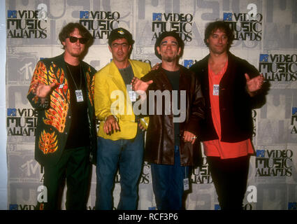 UNIVERSAL CITY, CA - 2. SEPTEMBER: (L-R) Musiker Mike Mills, Bill Berry, Sänger/Musiker Michael Stipe und Musiker Peter Buck von R.E.M. nehmen an der 10. jährlichen MTV Video Music Awards am 2. September 1993 bei Universal Amphitheater in Universal City, Kalifornien. Foto von Barry King/Alamy Stock Foto Stockfoto