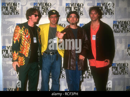 UNIVERSAL CITY, CA - 2. SEPTEMBER: (L-R) Musiker Mike Mills, Bill Berry, Sänger/Musiker Michael Stipe und Musiker Peter Buck von R.E.M. nehmen an der 10. jährlichen MTV Video Music Awards am 2. September 1993 bei Universal Amphitheater in Universal City, Kalifornien. Foto von Barry King/Alamy Stock Foto Stockfoto