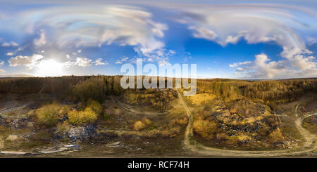 360 Grad Panorama Ansicht von Der ehemalige Steinbruch im Elm Berge mit einem hässlichen Halde und unbrauchbarer Abraum öffnen, Laubwald in der Umgebung, 360 Grad